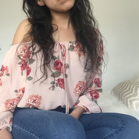 ❗️One Left❗️NWT Off shoulder floral crop top - Picture 4 of 4